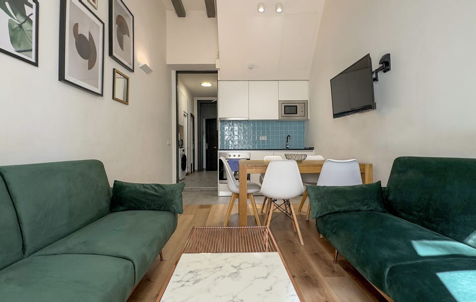 Apartment | Living area | 60-cm TV with cable channels