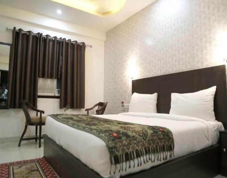Deluxe Double Room, City View | Desk, free WiFi, bed sheets
