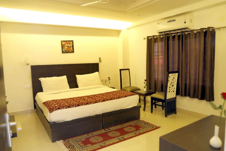 Deluxe Double Room, City View | Desk, free WiFi, bed sheets