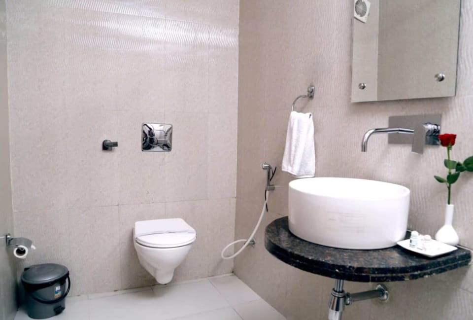 Deluxe Double Room, City View | Bathroom | Shower, towels