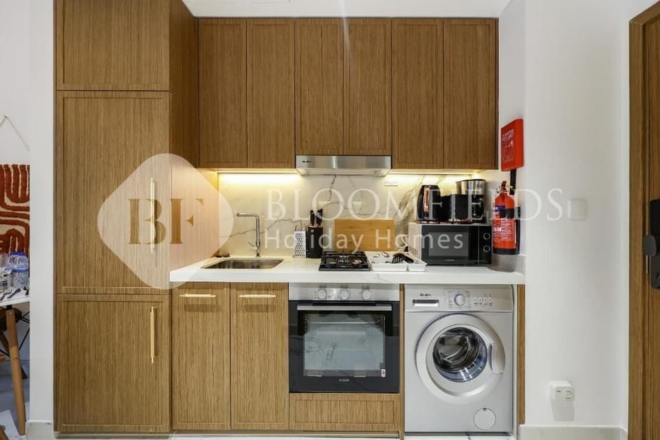 Apartment, Balcony, Pool View | Private kitchen | Electric kettle, toaster