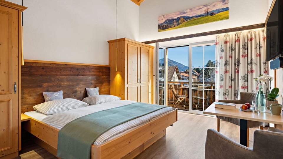 Comfort Quadruple Room, Mountain View | Down comforters, laptop workspace, blackout drapes, soundproofing