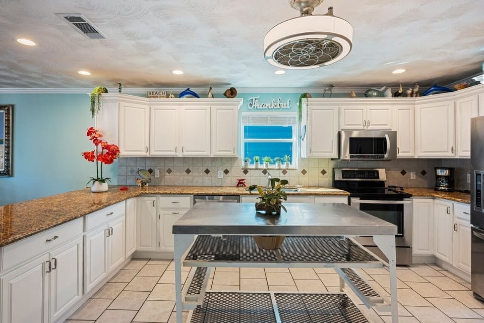 House, 4 Bedrooms | Private kitchen | Coffee/tea maker, fridge, toaster