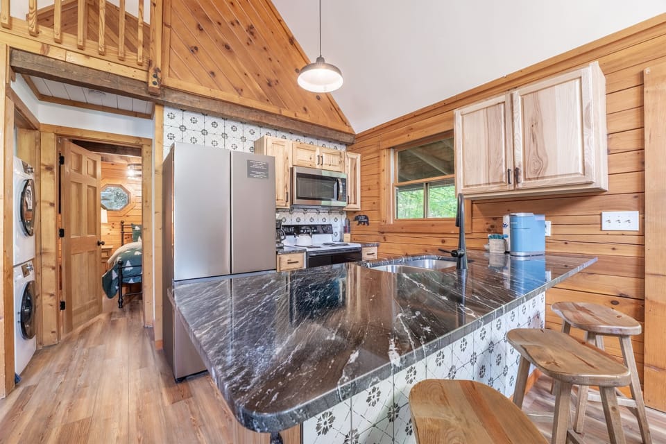 Cabin, 2 Bedrooms | Private kitchen | Fridge, oven, coffee/tea maker, toaster