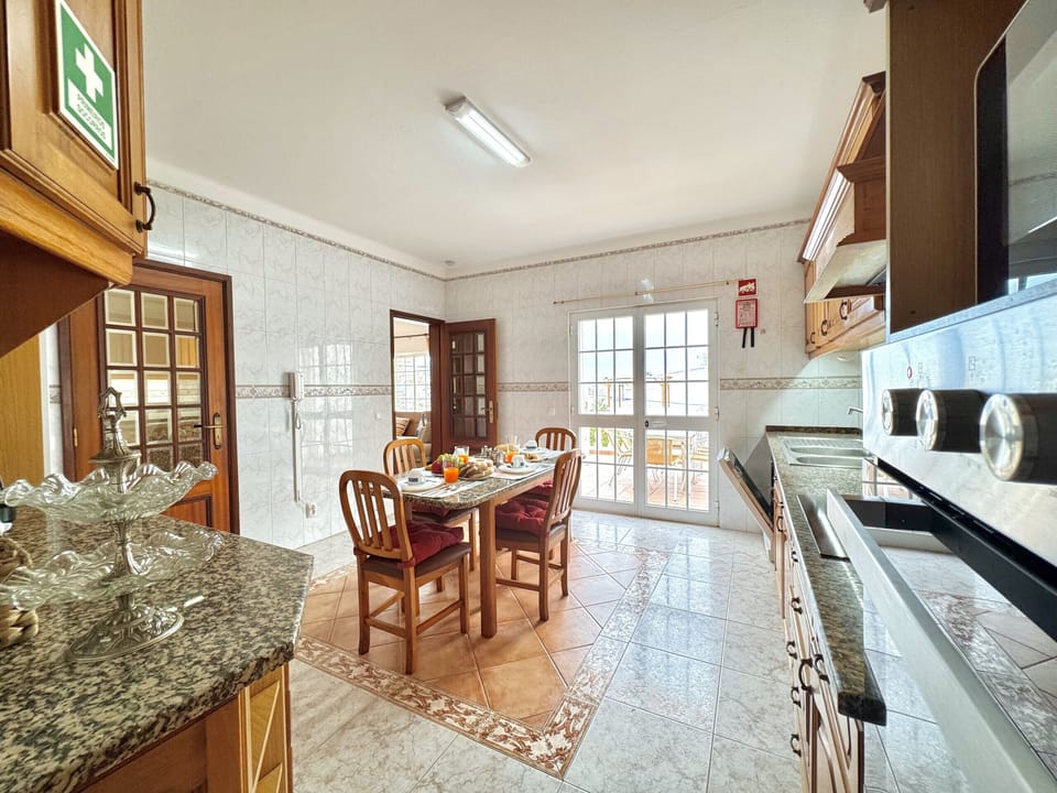 Microwave, oven, dishwasher, coffee/tea maker