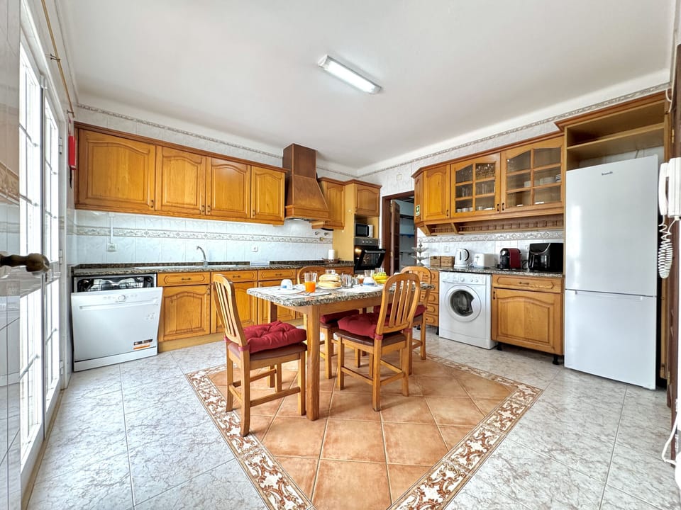 Microwave, oven, dishwasher, coffee/tea maker