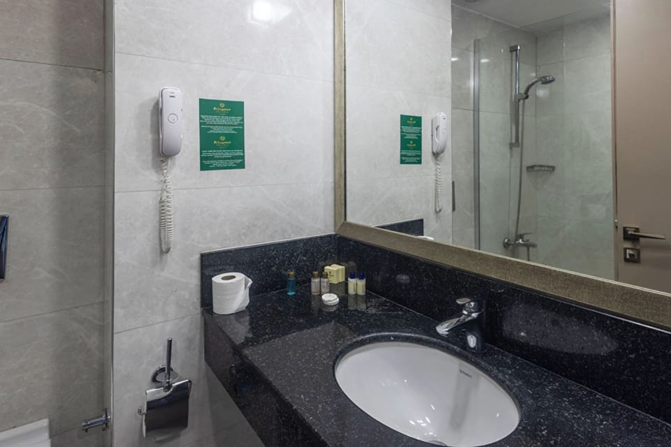 Large Corner Room Land View | Bathroom | Shower, free toiletries, hair dryer, slippers