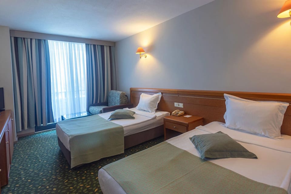 Standard Room Sea View | Premium bedding, minibar, in-room safe, laptop workspace