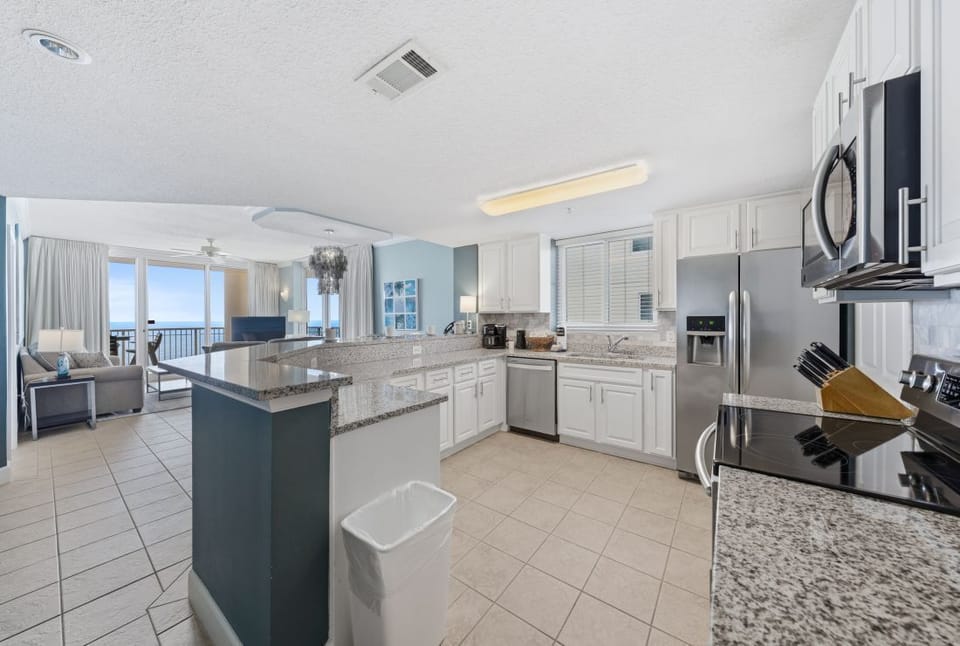 Beach Club 1810A Kitchen