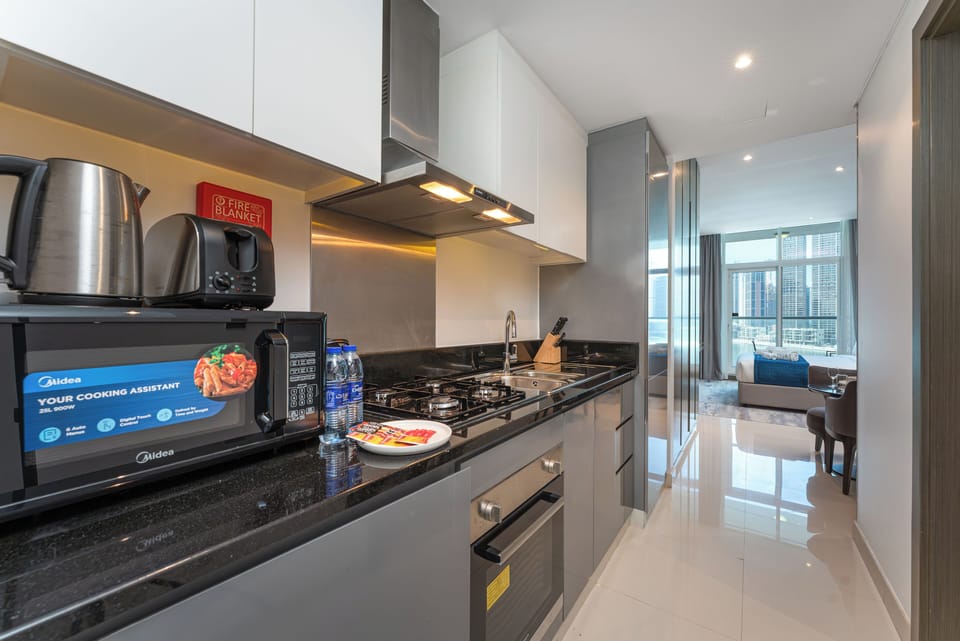City Studio, 1 King Bed, Air conditioning, Canal View | Private kitchen | Microwave, oven, stovetop, electric kettle