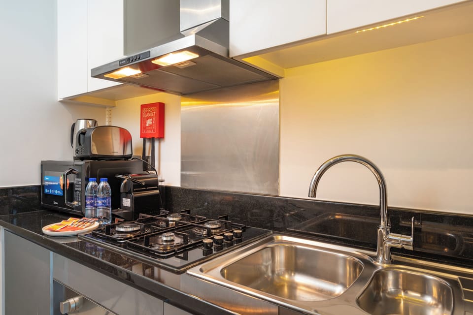 City Studio, 1 King Bed, Air conditioning, Canal View | Private kitchen | Microwave, oven, stovetop, electric kettle