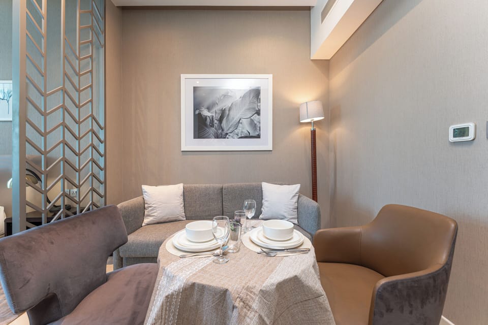 City Studio, 1 King Bed, Air conditioning, Canal View | Dining