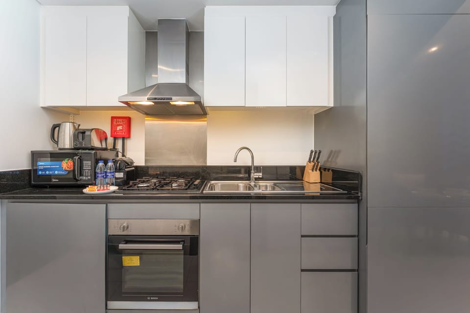 City Studio, 1 King Bed, Air conditioning, Canal View | Private kitchen | Microwave, oven, stovetop, electric kettle