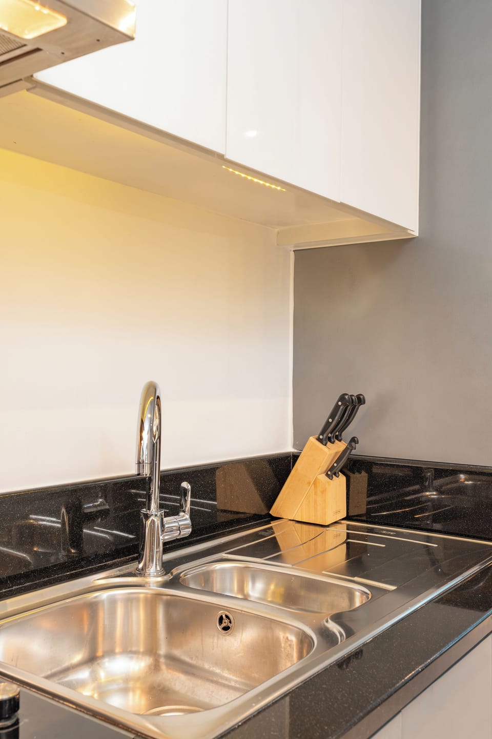 City Studio, 1 King Bed, Air conditioning, Canal View | Private kitchen | Microwave, oven, stovetop, electric kettle