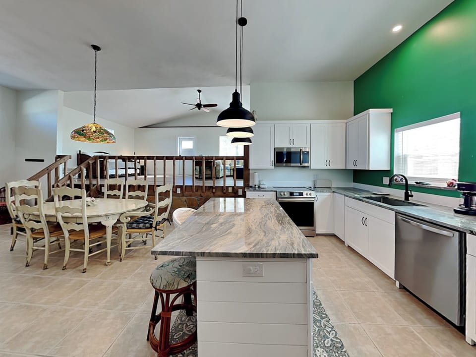 Breakfast Bar - Seating for 3