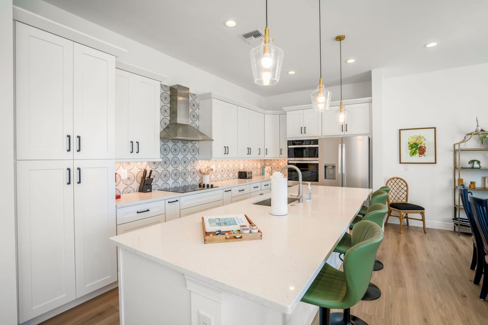 Blue Tides Kitchen : Cook comfortably in the fully stocked full kitchen with all the essentials - from pots/pans, baking sheets, cutting boards, blender, and more! 
