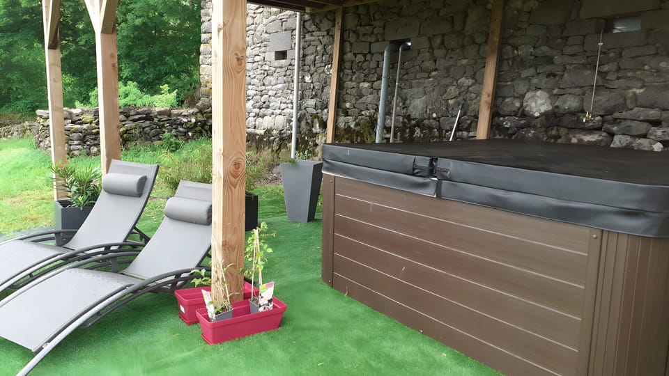 Outdoor spa tub