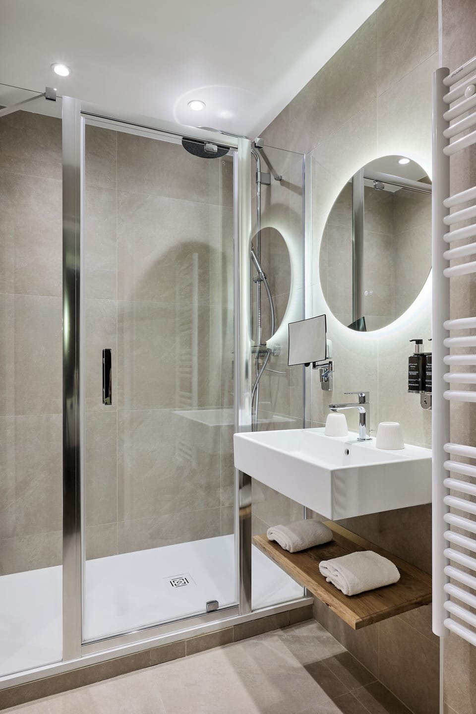 Deluxe Room, Balcony, Garden View | Bathroom | Free toiletries, hair dryer, towels