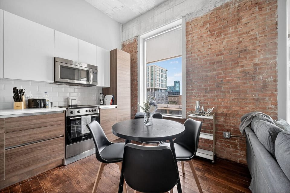 Kitchen & dining table
