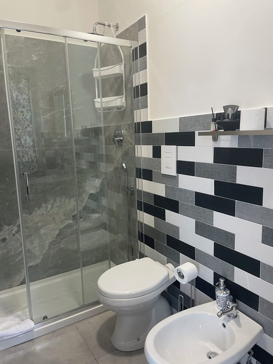 Comfort Double Room, Garden View | Bathroom | Shower, rainfall showerhead, free toiletries, hair dryer