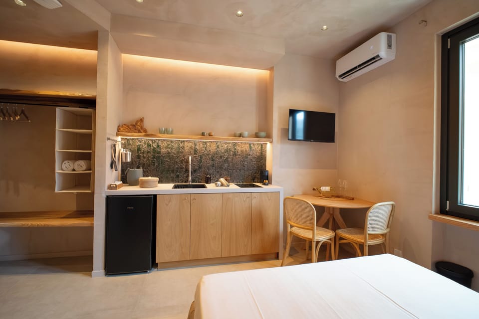 Comfort Double Room, Private Bathroom, City View | Private kitchen | Full-size fridge, stovetop, espresso maker, cookware/dishes/utensils