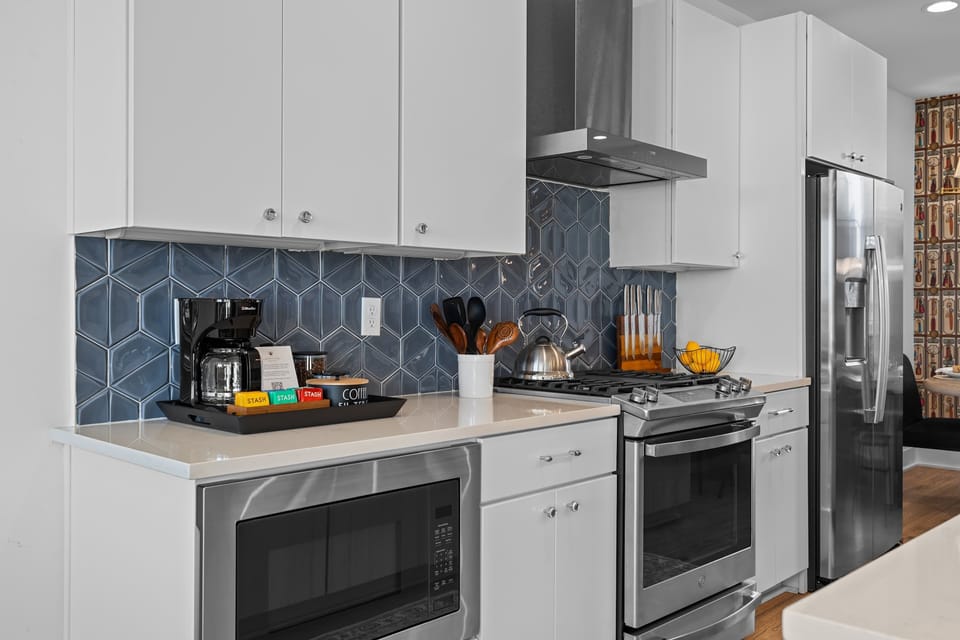 Fully Stocked Gourmet Kitchen with Island Seating and Dining Table