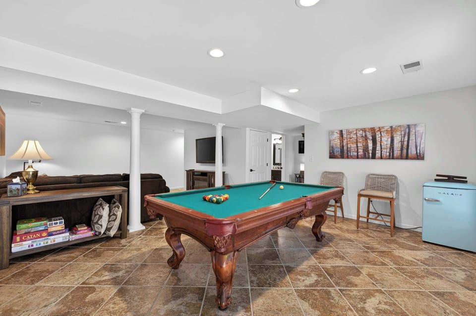 Game room: fireplace, pool table & dart board