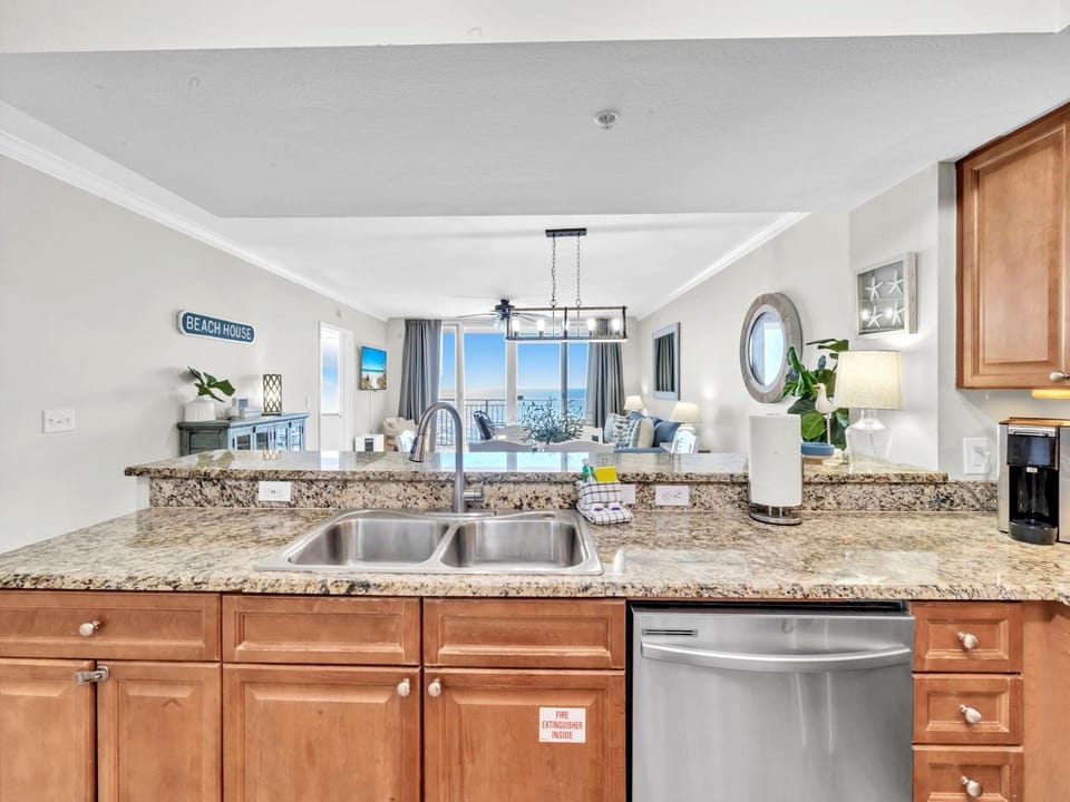 Condo, Multiple Beds (Emerald Beach 1831) | Private kitchen