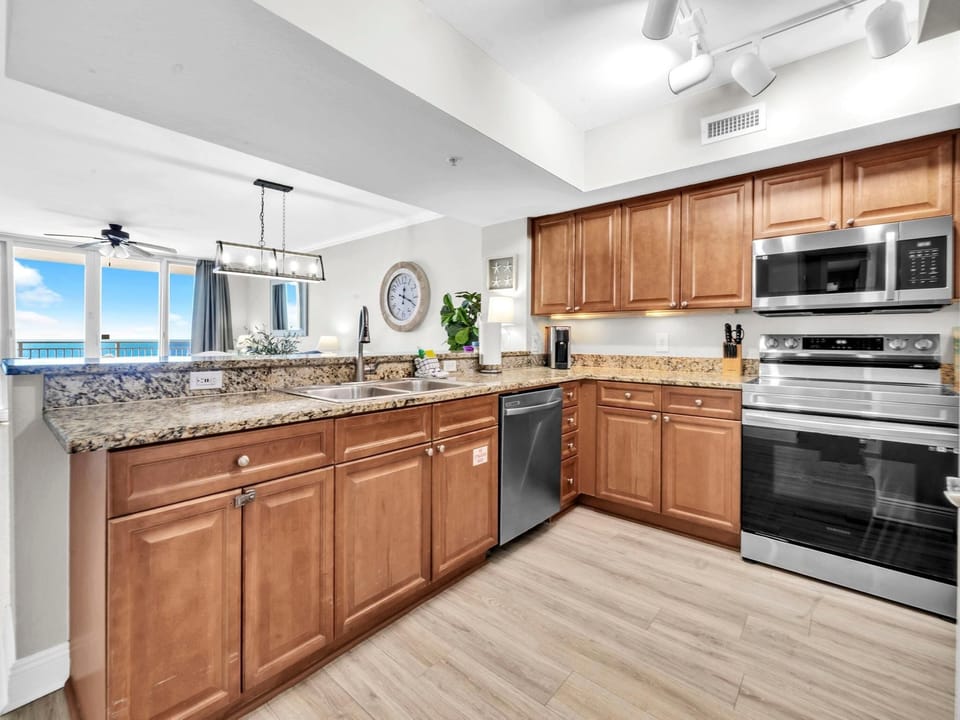 Condo, Multiple Beds (Emerald Beach 1831) | Private kitchen