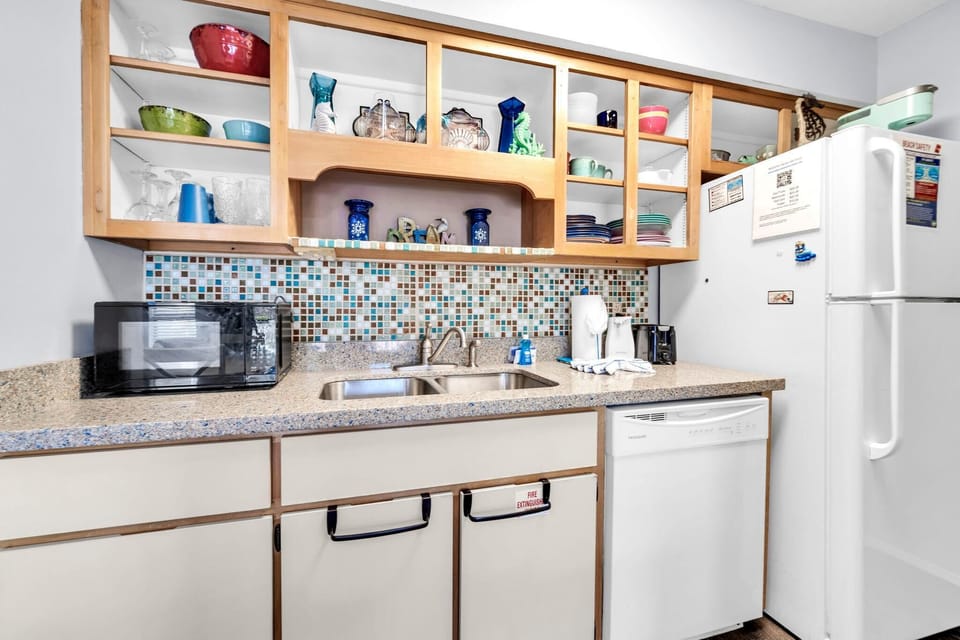 Condo, 1 Queen Bed with Sofa bed (Endless Summer E10- Sunset Shack) | Private kitchen