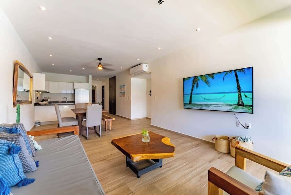  Espacio abierto que conecta sala, comedor y cocina. Diseño moderno que facilita la convivencia en un ambiente luminoso.