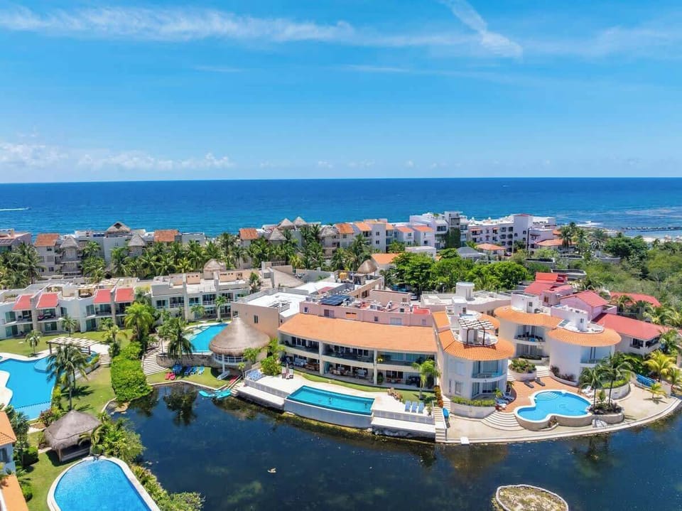  Despierta con vistas únicas a la laguna. Ubicación privilegiada que combina serenidad y acceso inmediato a playas, marina y actividades acuáticas.
