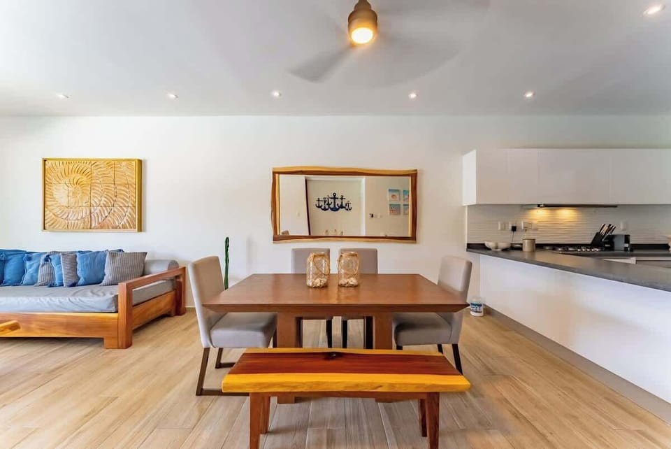 ️ Comedor moderno con capacidad para toda la familia, conectado con la sala y la cocina. Perfecto para cenas caseras o disfrutar de comida local en un ambiente acogedor.