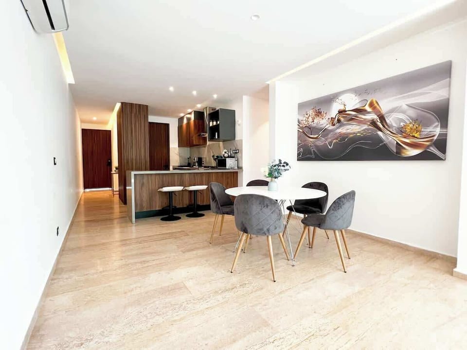 Comedor con decoración elegante y amplios ventanales – ideal para cenas o trabajo remoto