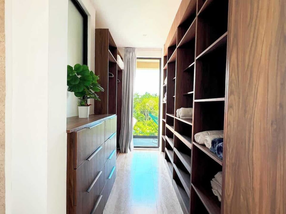 Vestidor amplio con clósets con luz natural – ideal para viajes en familia
