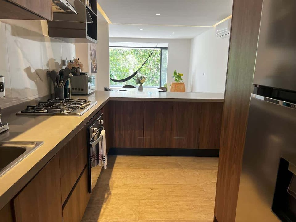 Cocina con vista a la selva – funcionalidad y luz en cada rincón