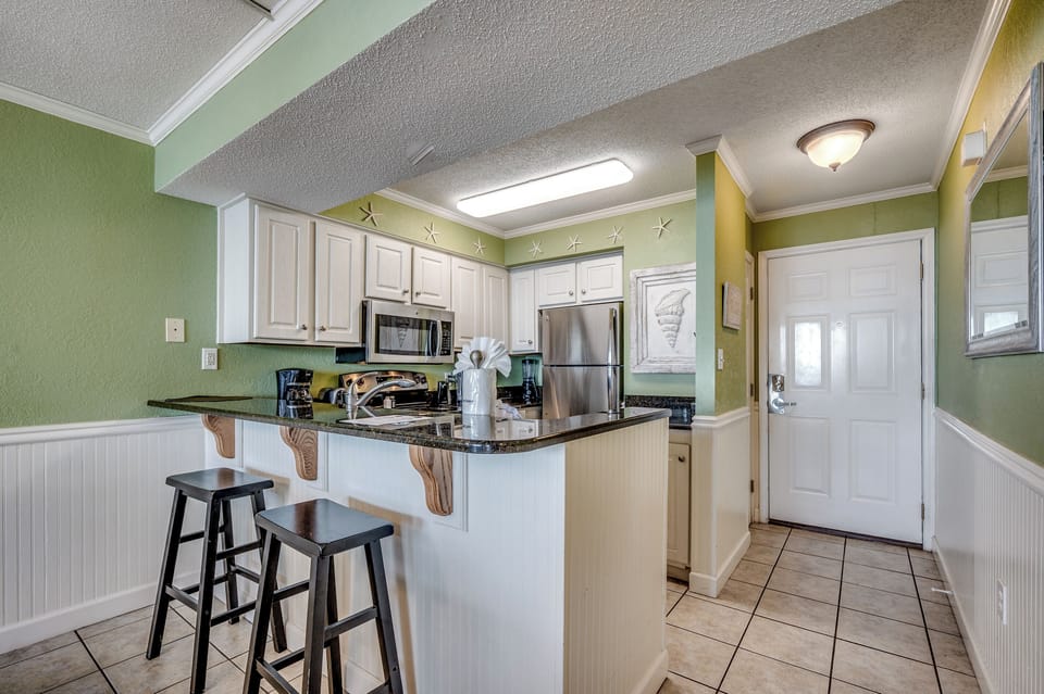 Eat-in kitchen bar seating