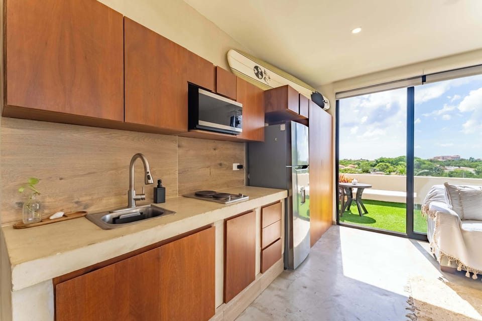 Cocina equipada con vista verde y mucha luz
