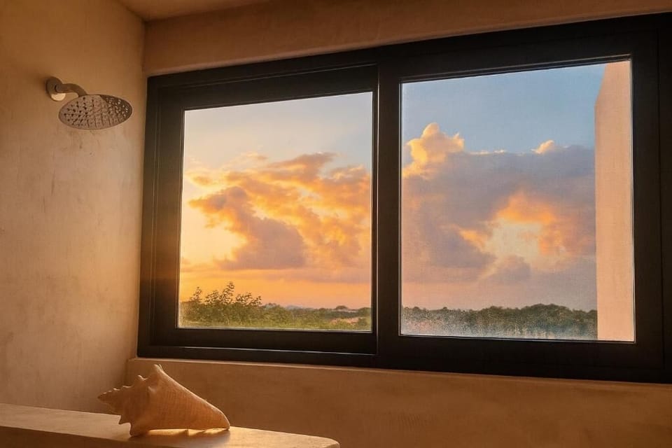 Baño completo con ambiente cálido al amanecer