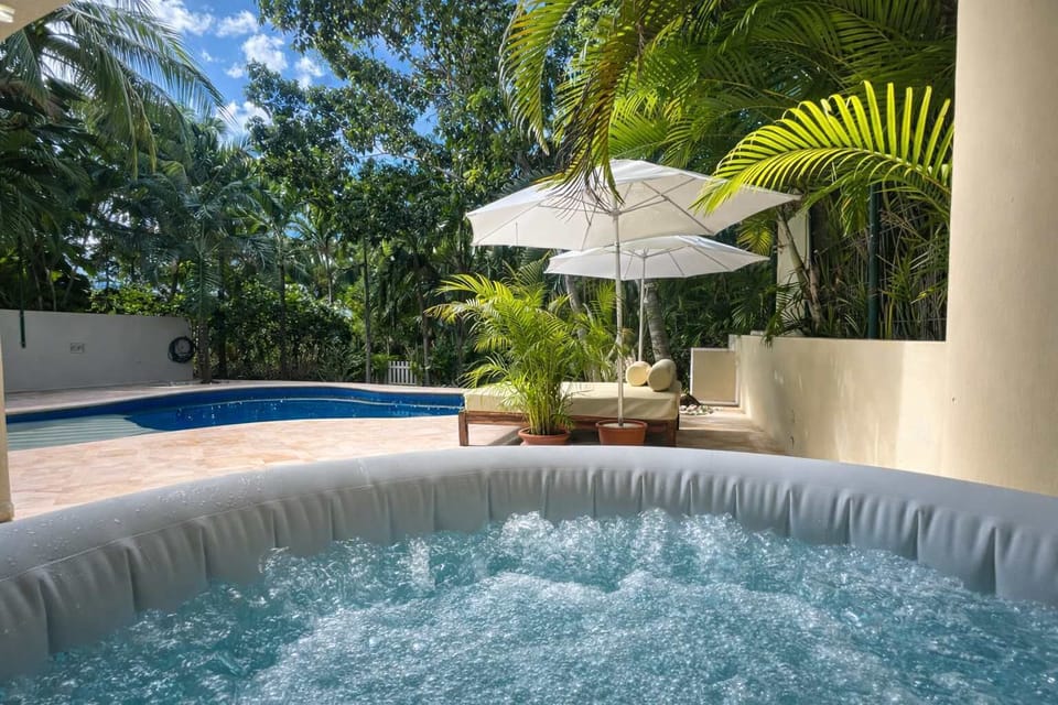 Jacuzzi techado, para que puedas relajarte y disfrutar después de un día lleno de aventuras