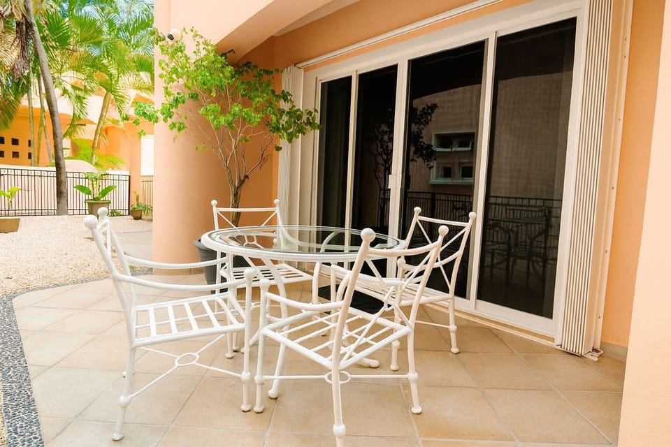 Desayuna al aire libre con clima tropical, en tu patio privado.