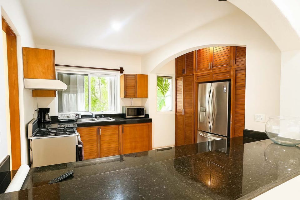 Cocina amplia con barra de granito, estufa, refrigerador grande y todo lo necesario para preparar tus comidas favoritas.
