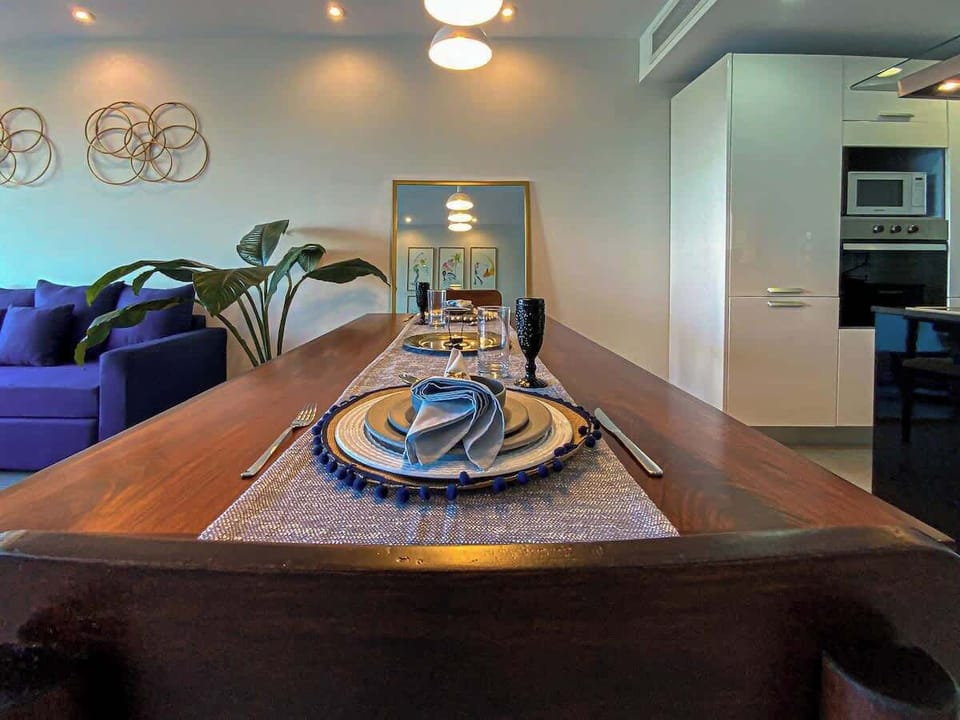 Comedor decorado con detalles elegantes y luz cálida: el lugar ideal para cenas íntimas o desayunos tranquilos en familia.