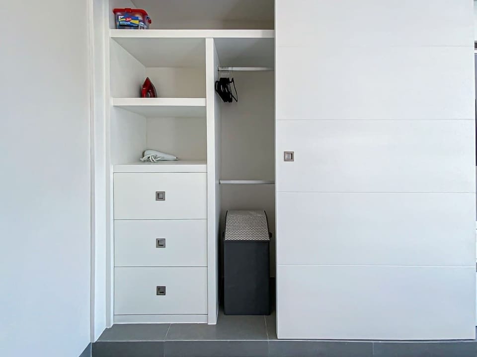 Espacio de guardado ordenado y práctico, equipado para estancias largas con todo lo que necesitas.