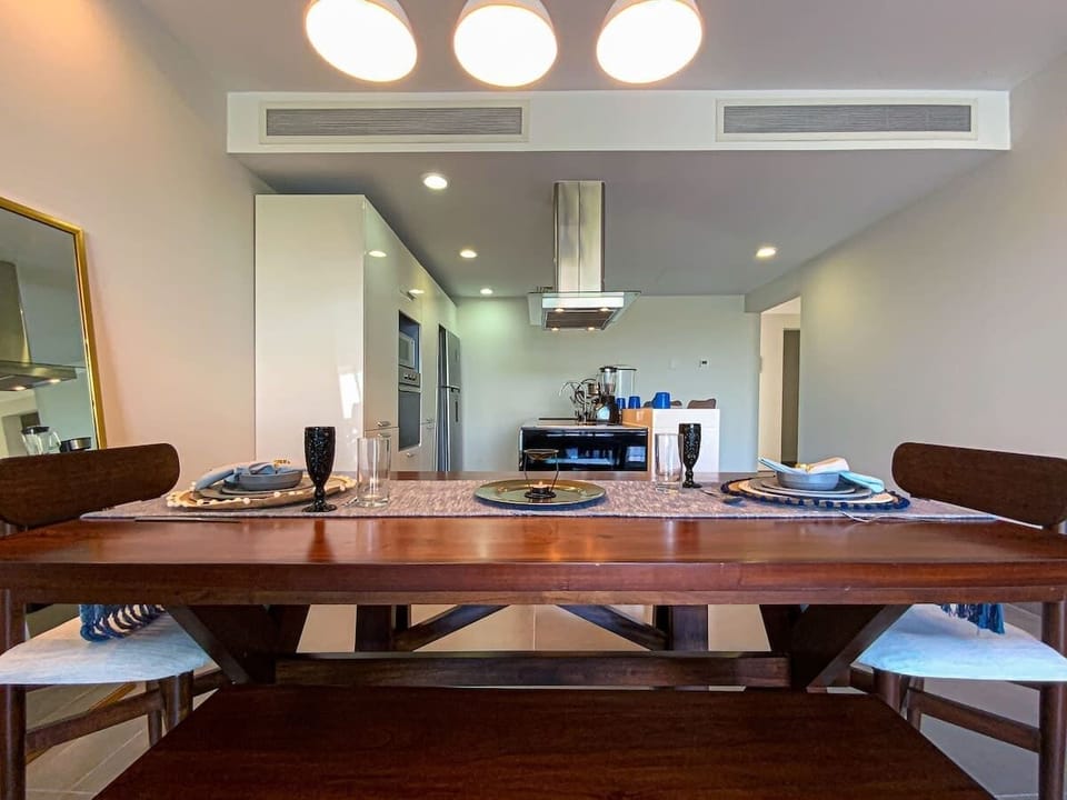 Ambiente integrado de comedor y cocina moderna, ideal para convivir, cocinar en familia o disfrutar de una velada gourmet.