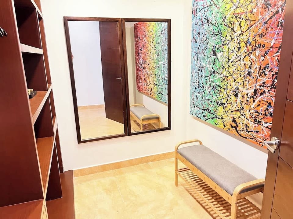 Walking closet, con espejos y caja de seguridad.