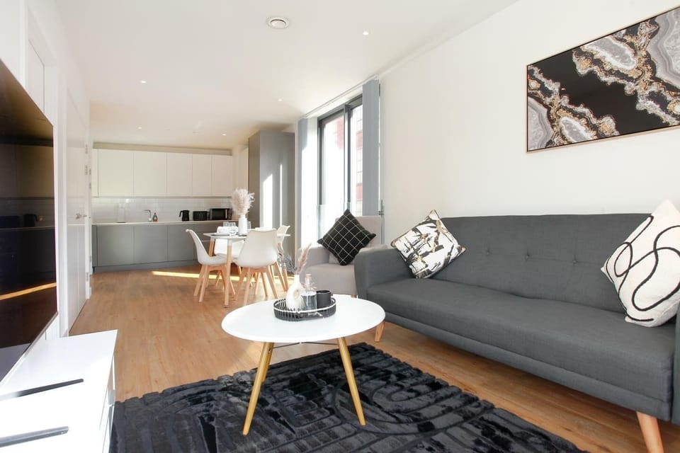 Apartment, 1 Bedroom, Patio, Garden View | Living room | Books