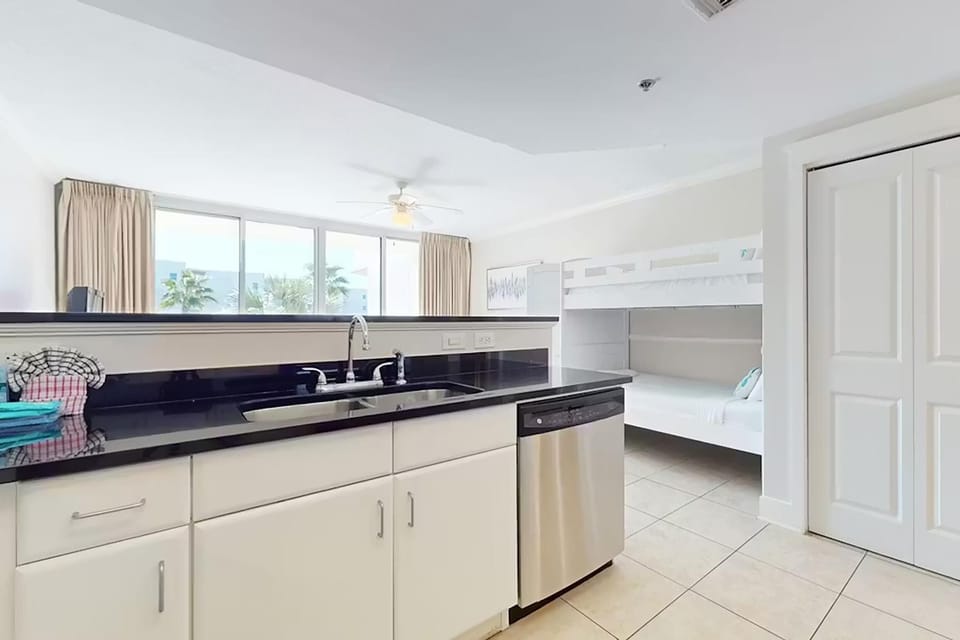 Condo, 1 King Bed with Sofa bed (Waterscape 424-B) | Private kitchen | Oven, toaster