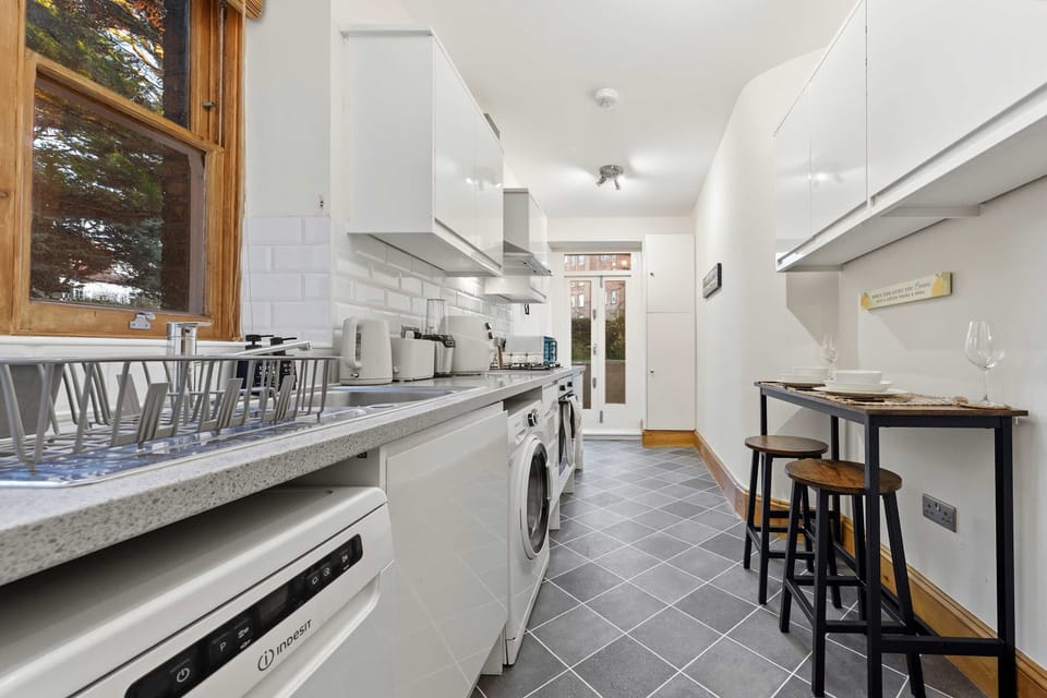 Kitchen with Breakfast bar
