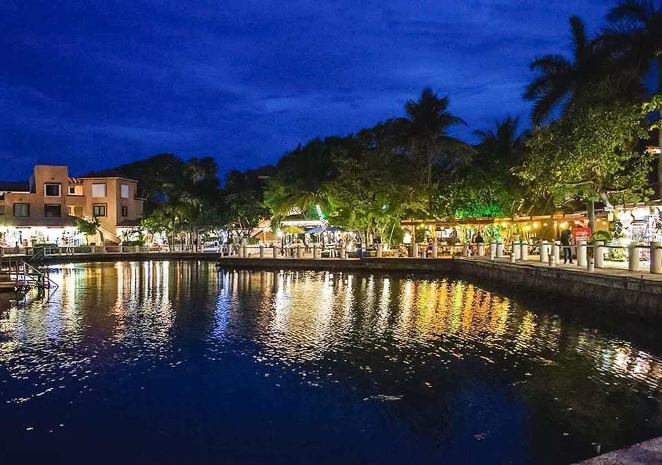 Marina y zona de restaurantes iluminados por la noche 
Imagen nocturna del paseo marítimo con restaurantes y ambiente relajado, ideal para cenas frente al agua.